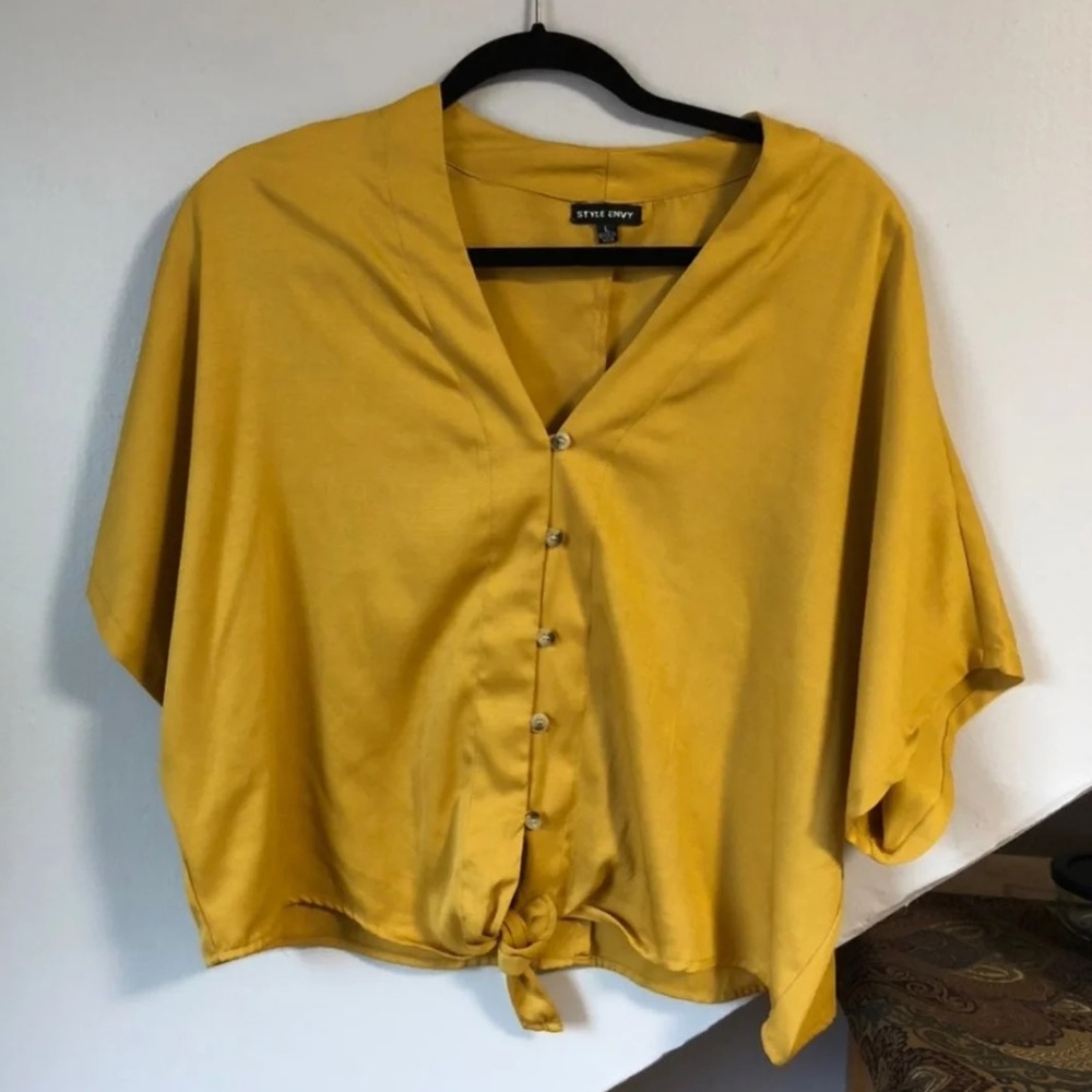 NWOT button up tie short sleeve gold boxy top